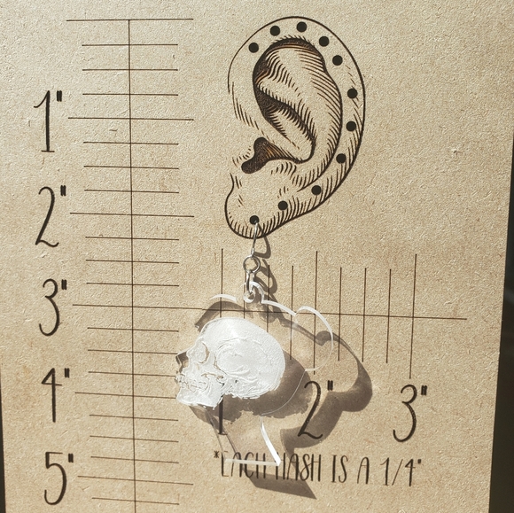 Silhouette profile engraved skull earrings - Picture 8 of 9
